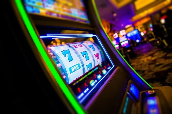 oyo99 slot mobile app interface showing live-dealer tables and sportsbook markets